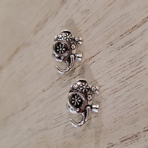 Set of 2 Elephant earrings Silvertone studs NWOT - Picture 4 of 4